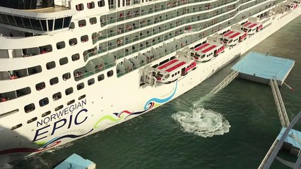 Un navire coule deux plateformes d'amarrage dans un port en arrivant trop vite