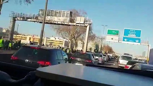 Un fourgon de police se fait violemment attaquer par des Gilets Jaunes