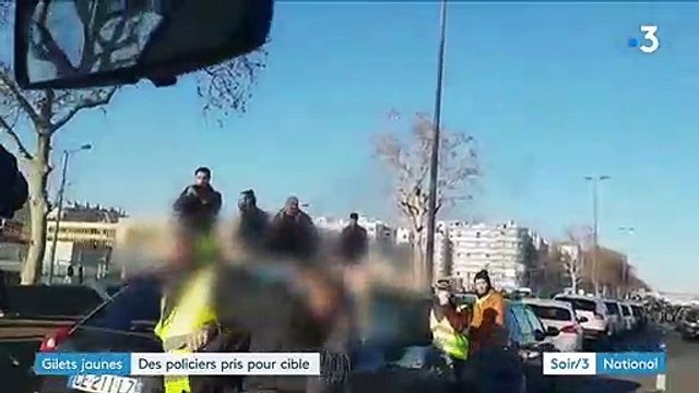 Lyon : deux policiers dans leur fourgon attaqués par des casseurs gilets jaunes