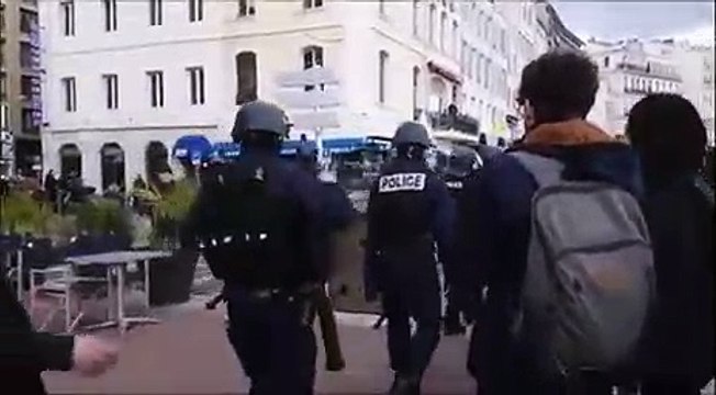 Un jeune homme joue le thème de Darth Vader de Star Wars alors que la police passait