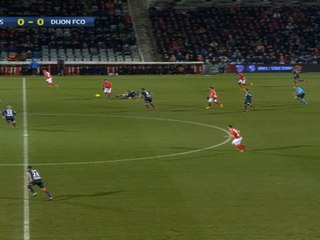 لقطة: كرة قدم: مهاجم نيم تيجي سافانير يُسجّل أحد أجمل أهداف الموسم