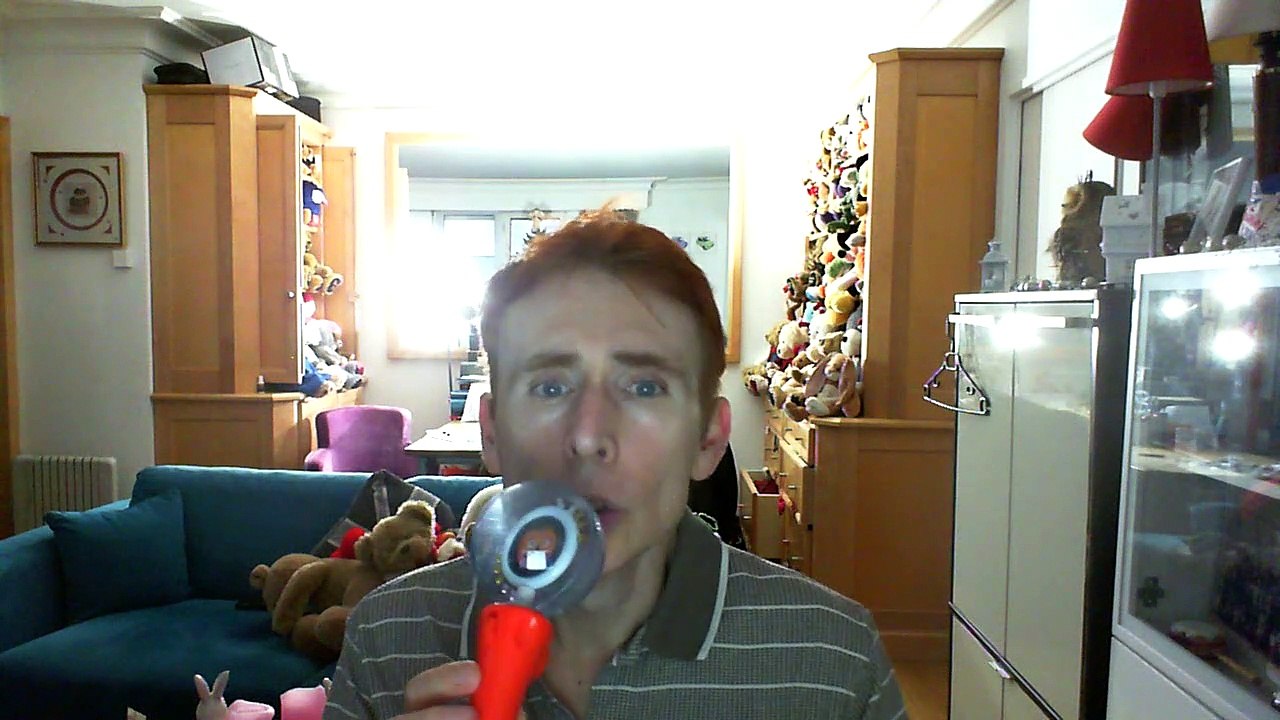 Wiwi égratigne "l'amour est pareil" de Nana Mouskouri