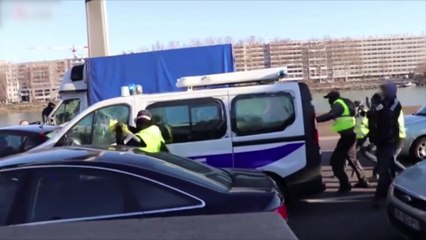 Fourgon de police caillassé à Lyon: les nouvelles images filmées par des manifestants