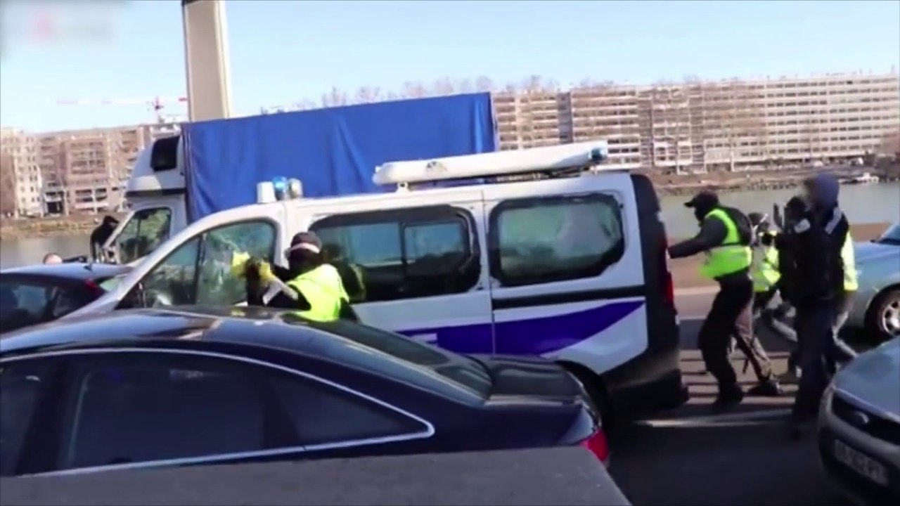 Fourgon de police caillassé à Lyon: les nouvelles images filmées par des manifestants