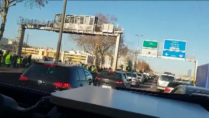 "Unerträgliche Gewalt": Gelbwesten attackieren Polizeiwagen