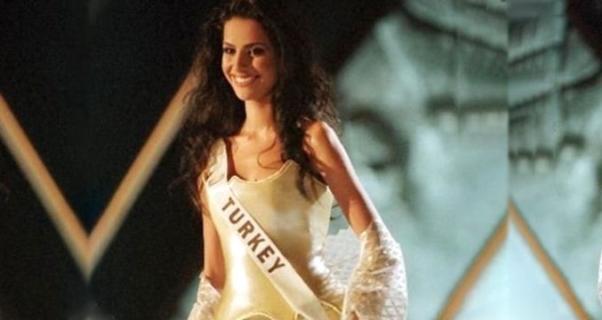 2000 Yılı Türkiye Güzeli Yüksel Ak, 70'ler Tarzıyla Herkesi Büyüledi