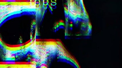 Cette femme aime les zombies alors elle a épousée une poupée zombie