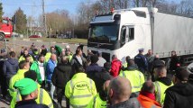 NLMK La Louvière : les grévistes de NLMK Clabecq traversent pour empêcher les camions de passer
