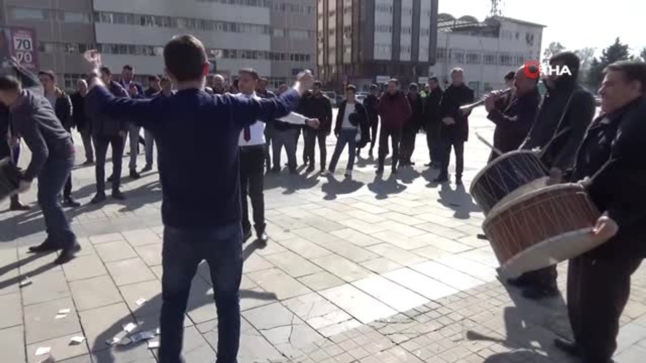 Güneşli Havaya Davullu Zurnalı Kutlama