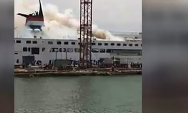 Kapal Penumpang Panorama Nusantara Terbakar di Dermaga Tanjung Emas