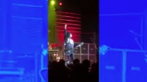 Un chanteur de rock prend feu en plein concert