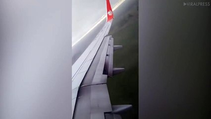 Descargar video: Sortie de piste d'un avion à Jakarta