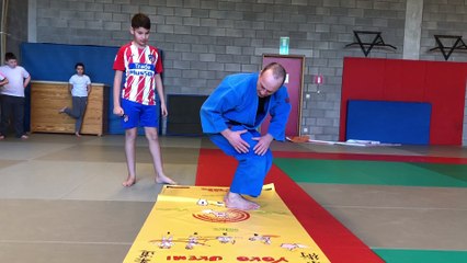 Cédric Taymans apprend aux élèves les  chutes arrière et latérale
