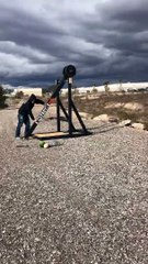 Pour l'école.. ils construisent une Catapulte Trébuchet qui fonctionne !