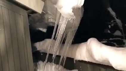 Video herunterladen: Des tonnes de neige tombent du toit de cette maison d'un coup !