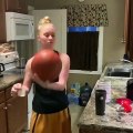 Elle roule son ballon de Basket sur tout ce qu'elle tient en faisant un smoothie !
