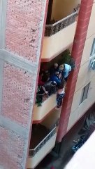 فيديو مرعب.. مواطن يحاول إلقاء زوجته من "بل