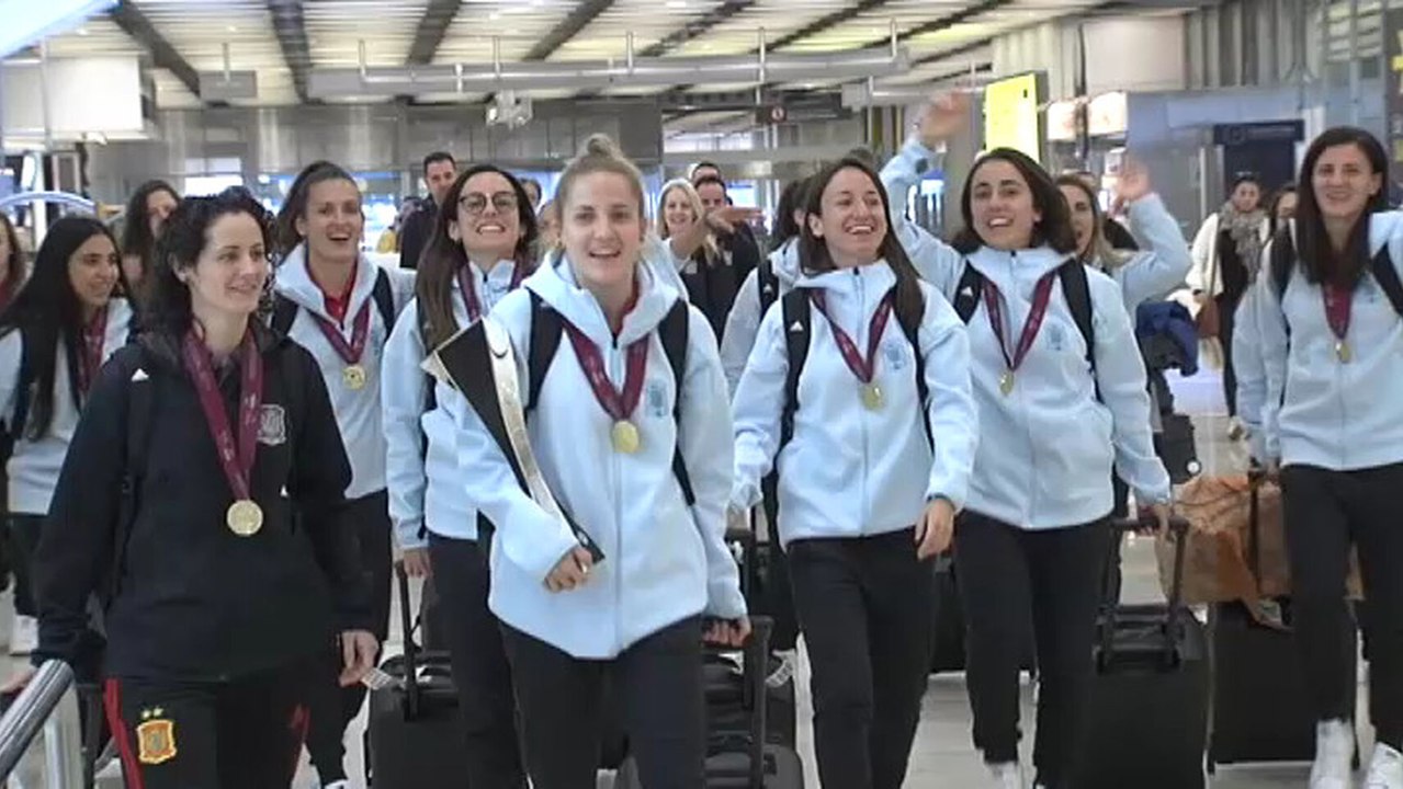 La llegada a España de las campeonas de Europa...