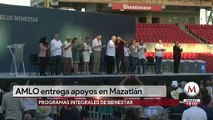 AMLO entrega apoyos en Mazatlán