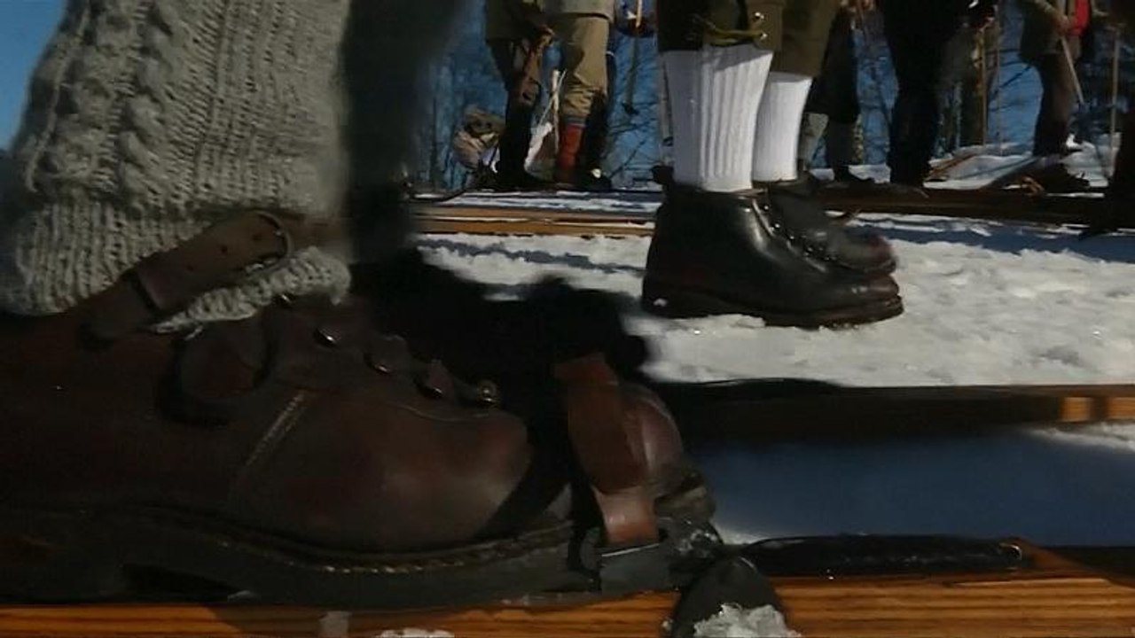 Traditionelle holzskier: teilnehmer wetteifern um sieg