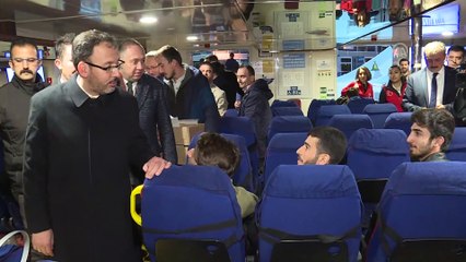 Bakan Kasapoğlu, sokak müzisyenlerine eşlik etti - İZMİR