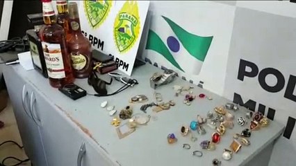 Arma, jóias, eletrônicos e bebidas são encontrados dentro de Ecosport recuperada pela PM