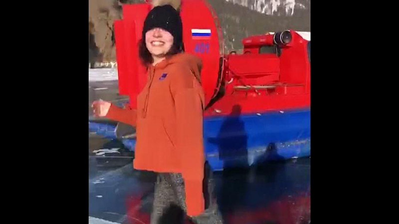 Eislauf-olympiasiegerin sotnikowa skatet auf dem (zugefrorenen) baikalsee