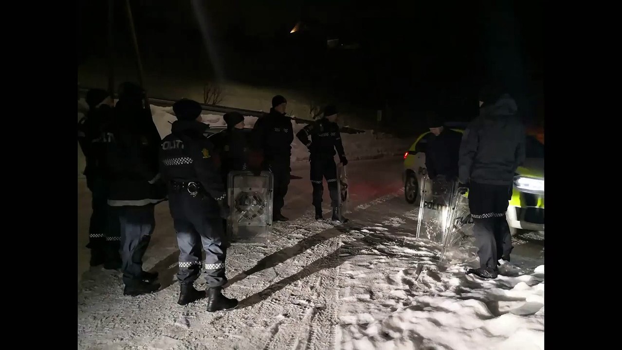 Des policiers font de la luge avec leurs boucliers (Norvège)
