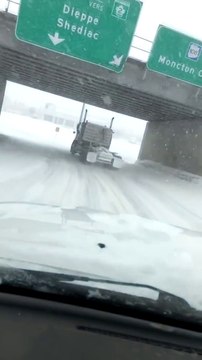 Un camion fait des drifts sur une route enneigée