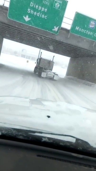 Un camion fait des drifts sur une route enneigée