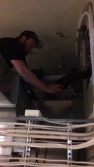 Ce pauvre plombier qui débouche un tuyau va prendre une douche bien horrible