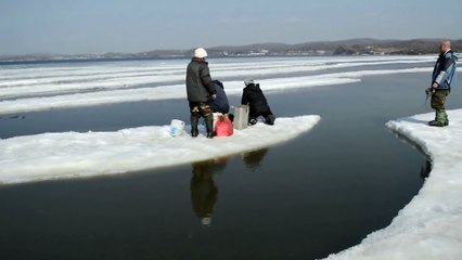 Fishermen Flee as Ice Begins to Break