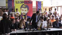 Guaidó pide apoyo a transición y Maduro organiza concierto