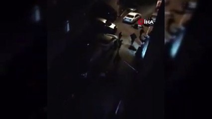 Silahla yaralanan şahsı yerde defalarca tekmeledi