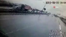 Otoyolda geri geri giden otomobilin kamyona çarptığı anlar kamerada