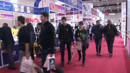 Sadece baş parmağını kullanarak 4 kitap yazdı