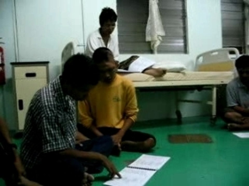 Temps de priere avec les refugies birmans