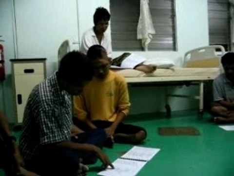 Temps de priere avec les refugies birmans