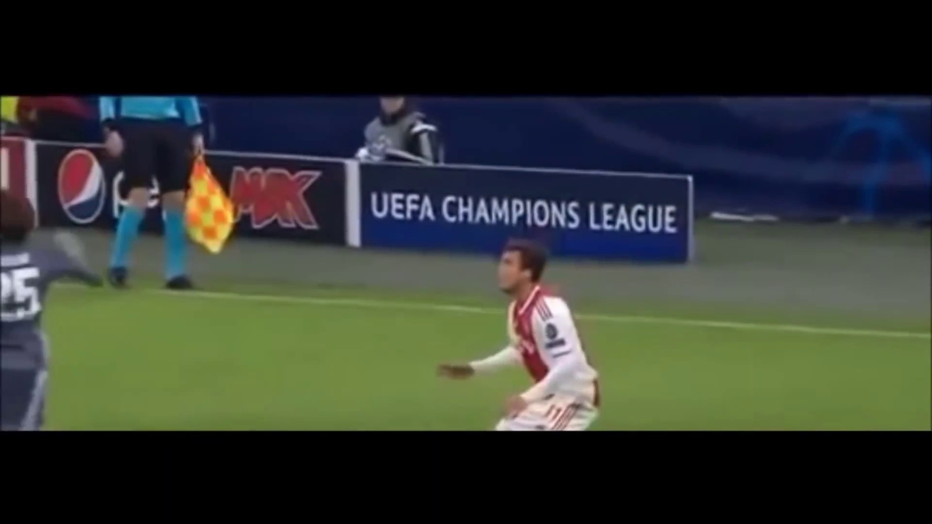 Thomas Müller sees red card for karate kick - Ajax vs Bayern 3:3 12.12.2018 - video