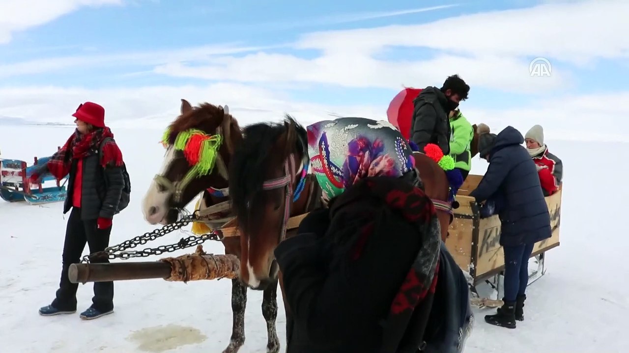 Buzla kaplı Çıldır Gölü turistleri cezbediyor - KARS