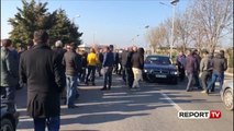 Report TV - Lezhë, disa protestues bllokojnë rrugën ku pritet të kalojë Rama