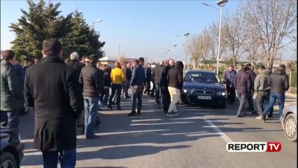 Report TV - Lezhë, disa protestues bllokojnë rrugën ku pritet të kalojë Rama