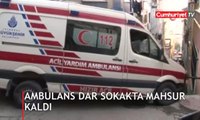 Hasta almaya giden ambulans dar sokakta mahsur kaldı