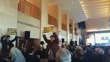 Cuelan pancartas en favor de independentistas en el World Law Congress