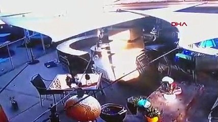 Şahin saldırısına uğrayan köpeğini minderle kurtardı