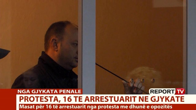 Report TV - Florenc Hoxha dhe protestuesit e arrestuar dalin para Gjykatës Penale të Tiranës
