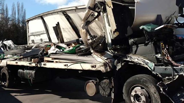Trois camions se percutent sur l' autoroute à Saint Ghislain.Video Eric Ghislain