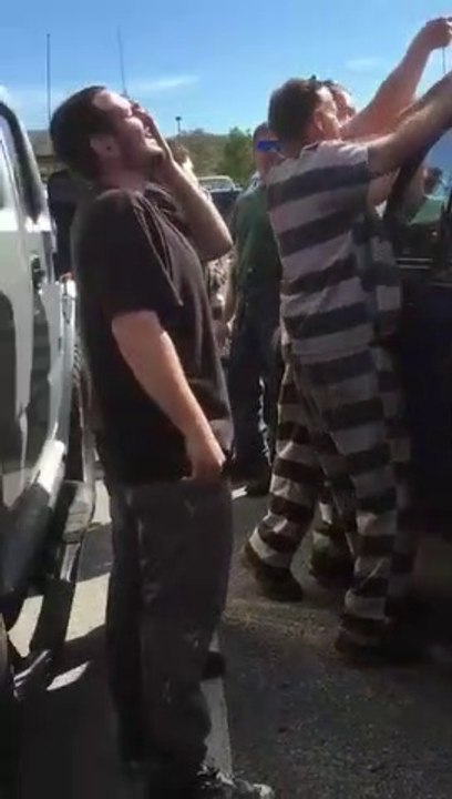 Des prisonniers forcent la portière dune voiture pour libérer une fillette bloquée à l'intérieur !