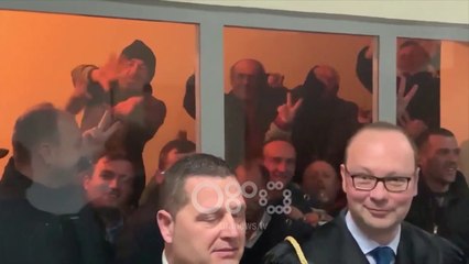 Ora News - Të ndaluarit thërrasin në gjykatë "Rama ik!" dhe bëjnë me dy gishta