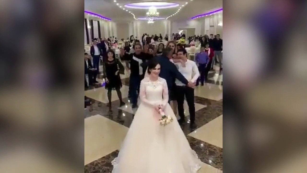 Una pelea casi mortal por el ramo de la novia: poca broma entre estas dos mujeres